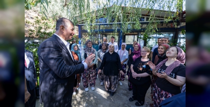 Başkan Tugay, Bayındır mahallelerini ziyaret etti