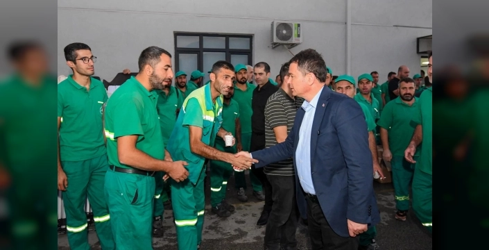Belediye başkanı temizlik işçileriyle kahvaltıda buluştu