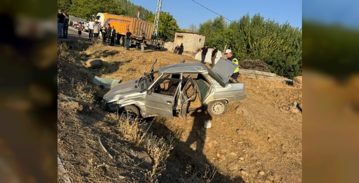 Bingöl'de şarampole devrilen otomobilde dört yaralı