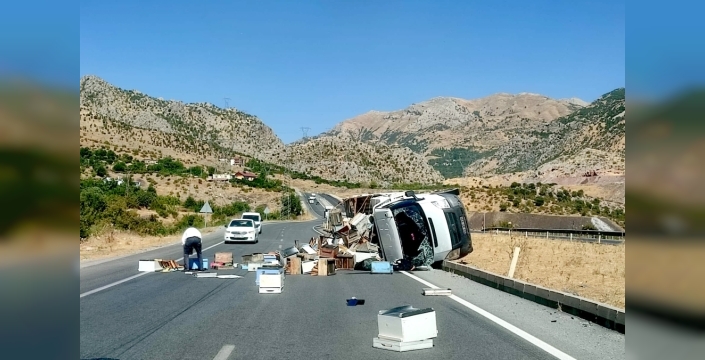 Bitlis'te devrilen kovan yüklü kamyonette 3 yaralı