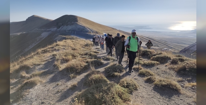 Bitlis'te doğaseverler Nemrut Kalderası'nda yürüyüş yapıyor