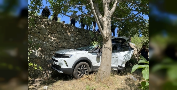 Bitlis'te otomobil bahçeye devrildi: 8 yaralı