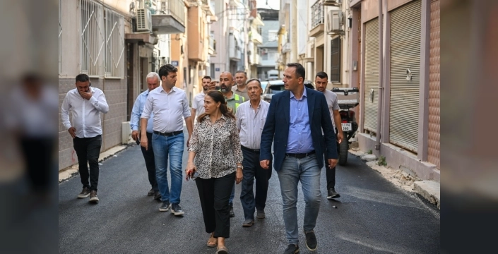 Bornova'da 30 sokağa asfalt döküldü