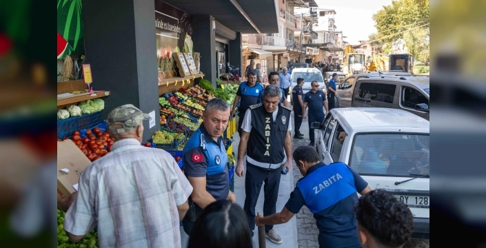 Bornova'da kaldırım işgallerine karşı zabıta denetimi