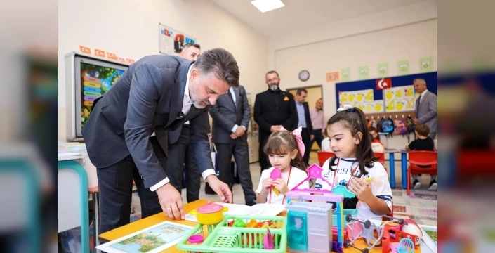 Bursa başkan vekili Biba, öğrencilerin ilk gününe eşlik etti