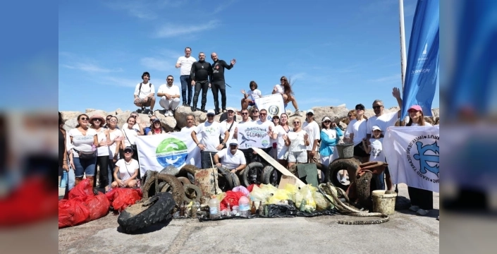 Çeşme'de deniz ve kıyı temizliği etkinliği düzenlendi