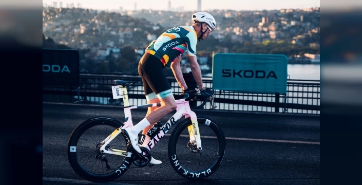 Chris Froome, İstanbul'da iki kıta arasında bisiklet sürdü