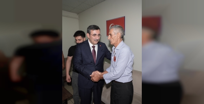 Cumhurbaşkanı yardımcısı şehit ailesini ziyaret etti