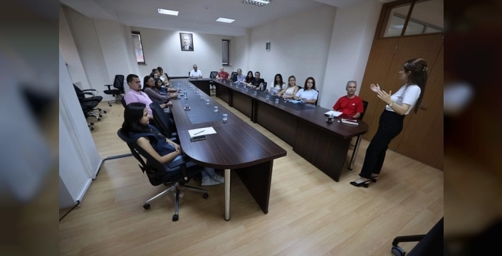 Denizli belediyesi personeline iletişim eğitimi verdi
