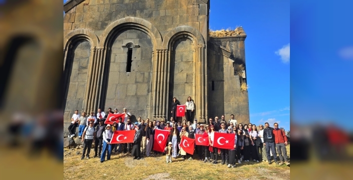 Doğaseverler 1898 rakımdaki Deniz Gölü'nü temizledi
