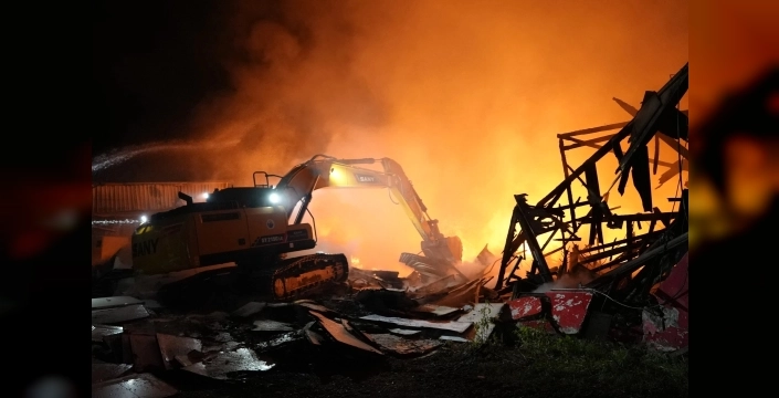 Düzce'de fabrika alevlere teslim oldu