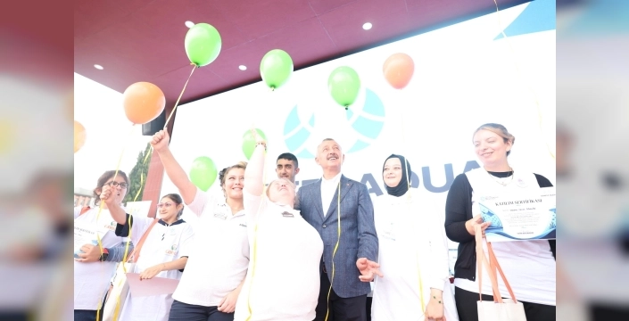 Engelsiz yaşam merkezi öğrencileri deniz temalı sergi açtı