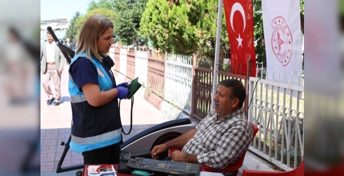 Erciş'te caddede vatandaşlara sağlık taraması yapılıyor