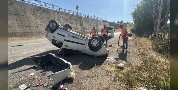 Erciş'te otomobil istinat duvarından uçtu: 1 yaralı