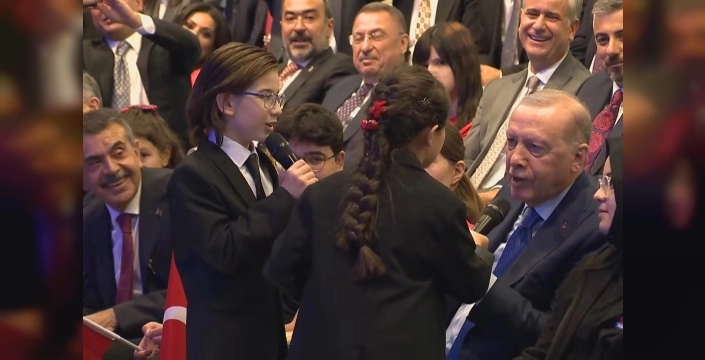 Erdoğan öğrencilere türküyle eşlik etti
