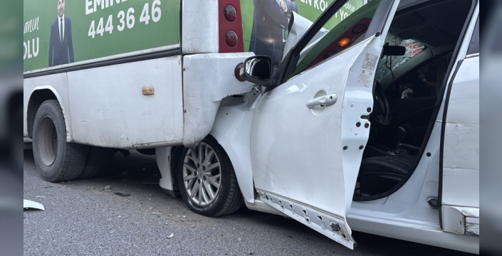 Erzincan'da belediye otobüsüne çarpan otomobilin sürücüsü yaralandı