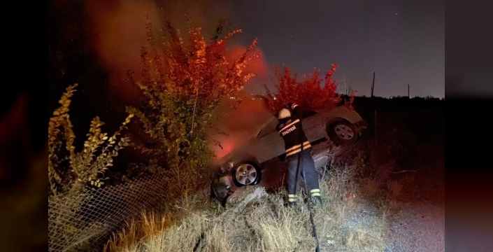 Erzincan'da kanala düşen otomobil alev aldı, 3 kişi yaralandı