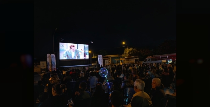 Gezici sinema tırı Arguvan'da film gösterimi yaptı