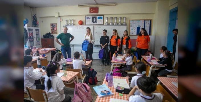 Güzelbahçe'de 1100 öğrenciye kırtasiye desteği
