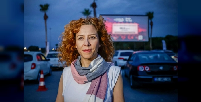 İnciraltı'nda nostaljik arabada film etkinliği düzenlendi