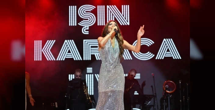 Işın Karaca, Gördes'in kurtuluşunu müzikle kutladı
