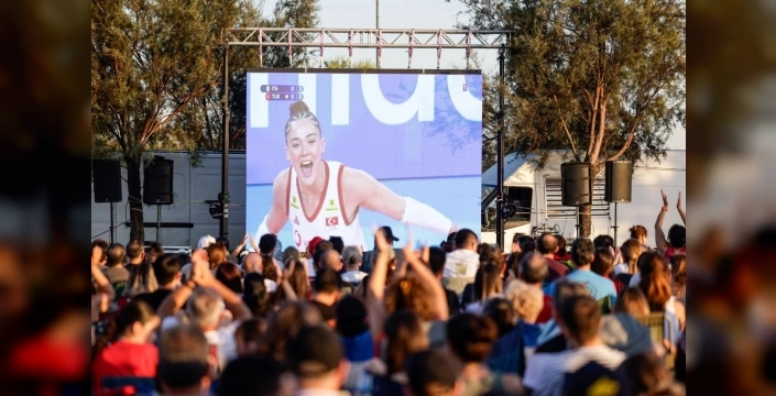 İzmir'de A Milli Kadın Voleybol Takımı'nın zaferi kutlandı