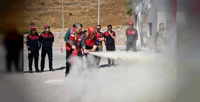 İzmir'de İtfaiye Haftası etkinlikleri kapsamında tatbikat yapıldı