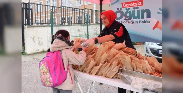 İzmit Belediyesi, öğrencilere pizza ve ayran dağıttı