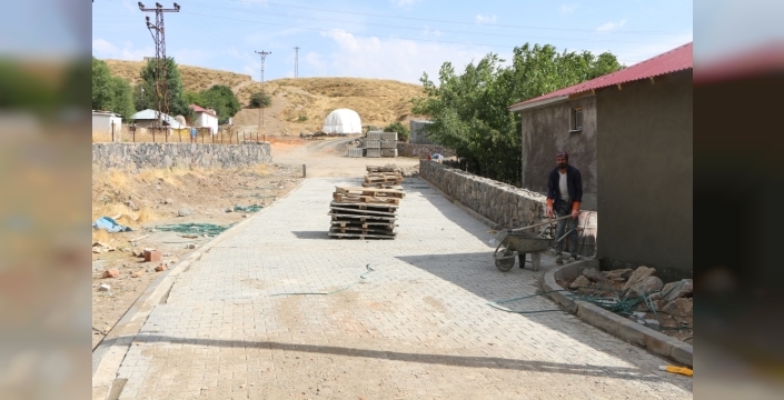 Karlıova köylerinde parke taşı döşemesi devam ediyor