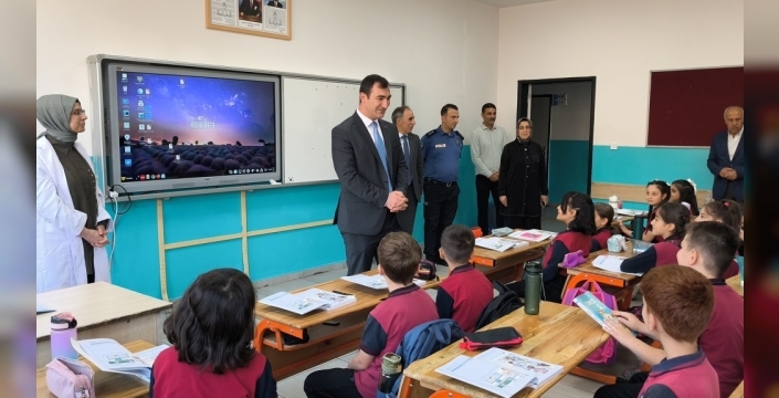 Kaymakam Okan Ayaz, yeni eğitim yılını kutlamak için okulda