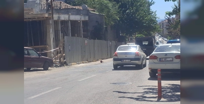 Keşan'da kaldırım işgalleri yayaları tehlikeye atıyor
