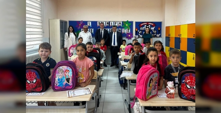 Lalapaşa Belediyesi, ilkokul öğrencilerine kırtasiye desteği sağladı