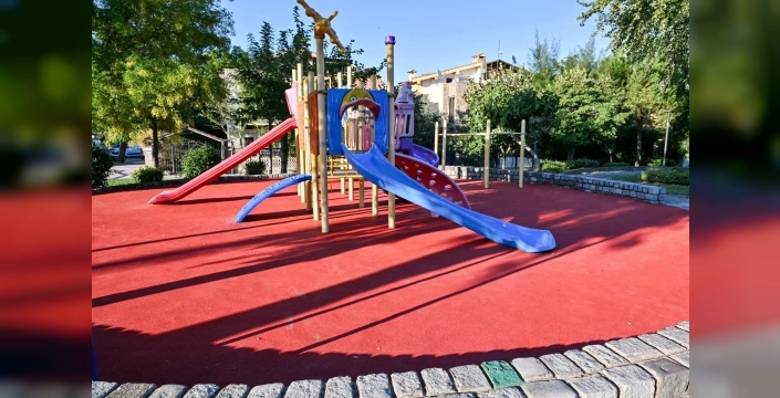 Manisa parklarında kauçuk zemin yenileniyor