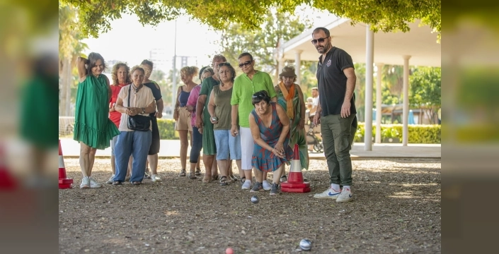 Mersin'de yaş almış yurttaşlar 80'ler buluşmasında buluştu