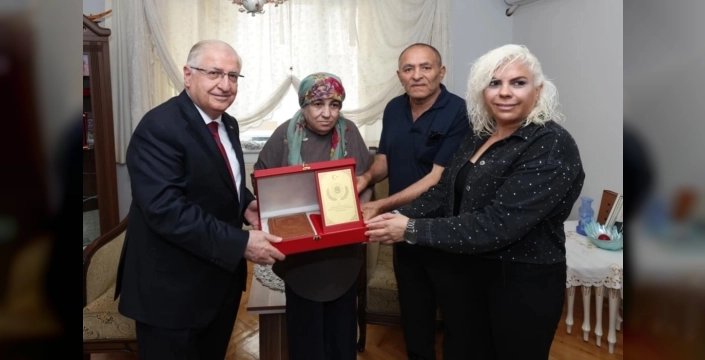 Millî Savunma Bakanı Güler, şehit ailesini ziyaret etti