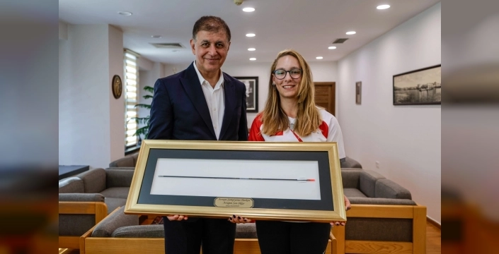 Milli okçu Dünya Yenihayat, Başkan Tugay'ı ziyaret etti