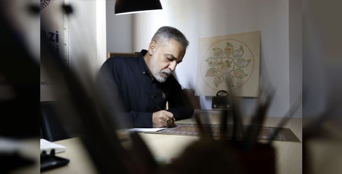 Mustafa Türker, 25 yıldır tezhip sanatıyla uğraşıyor