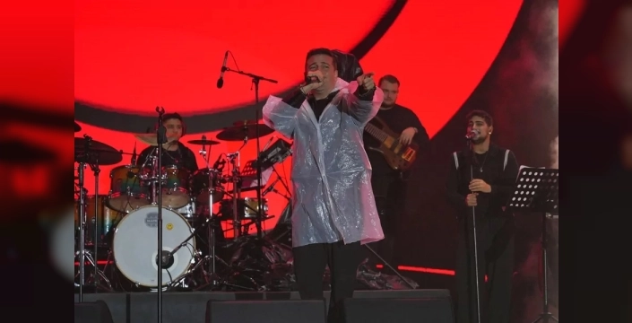 Oğuzhan Koç, İstanbul'da yağmura rağmen konser verdi
