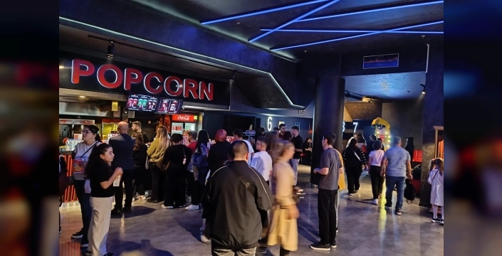 Türkiye genelindeki sinema salonları dolup taştı