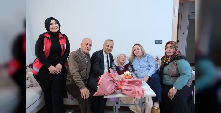 103 yaşındaki Nazife Gül Cumhuriyet Bayramı'nı kutladı