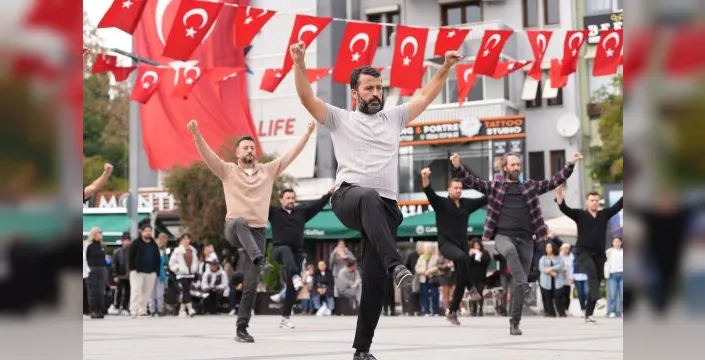 41 kişi İzmit'te Cumhuriyet için zeybek oynadı