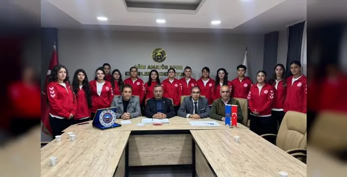 Ağrı kadın futbol takımına destek sağlanıyor