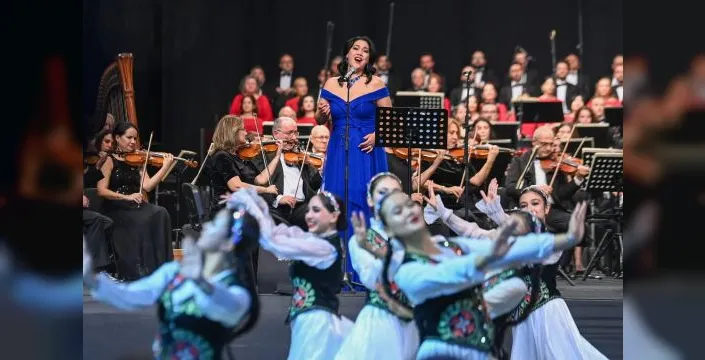 Ankara'da 400 sanatçı Cumhuriyet için sahne aldı