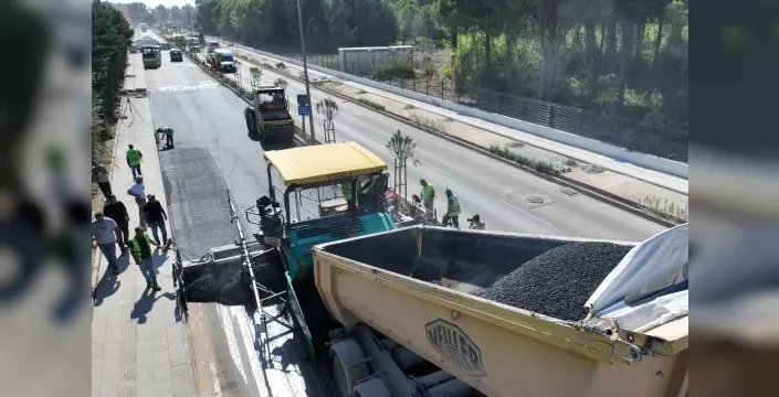 Antalya'da asfalt çalışmaları hız kesmeden devam ediyor