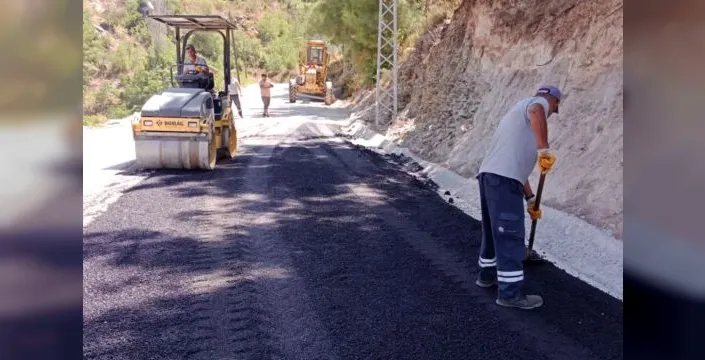 Antalya'da kırsal yollarda bakım ve onarım çalışmaları sürüyor
