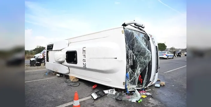 Antalya-Isparta yolunda otobüs devrildi: 17 yaralı