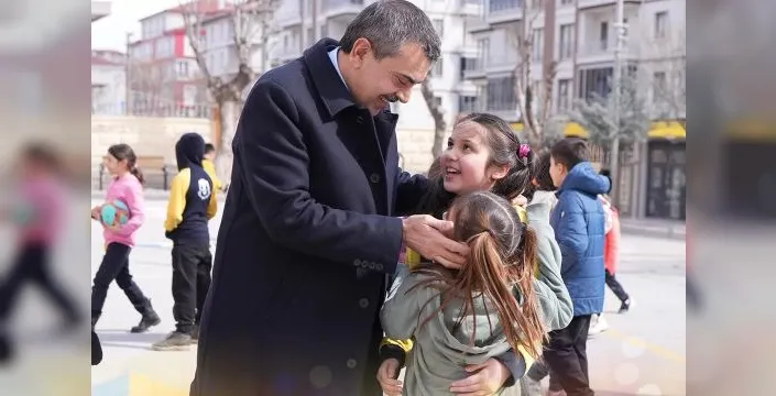 Bakan Tekin'den kız çocuklarına özel gün mesajı