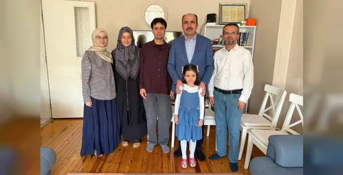 Başkan Altay, umre ödüllü yarışma galibini evinde ziyaret etti