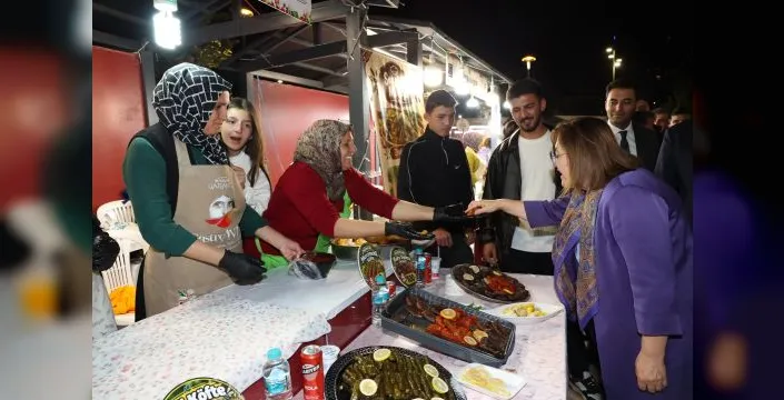 Başkan Şahin GastroAntep stantlarını gezdi