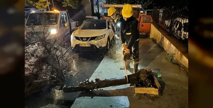 Beylikdüzü'nde sağanakla mücadelede gece mesaisi